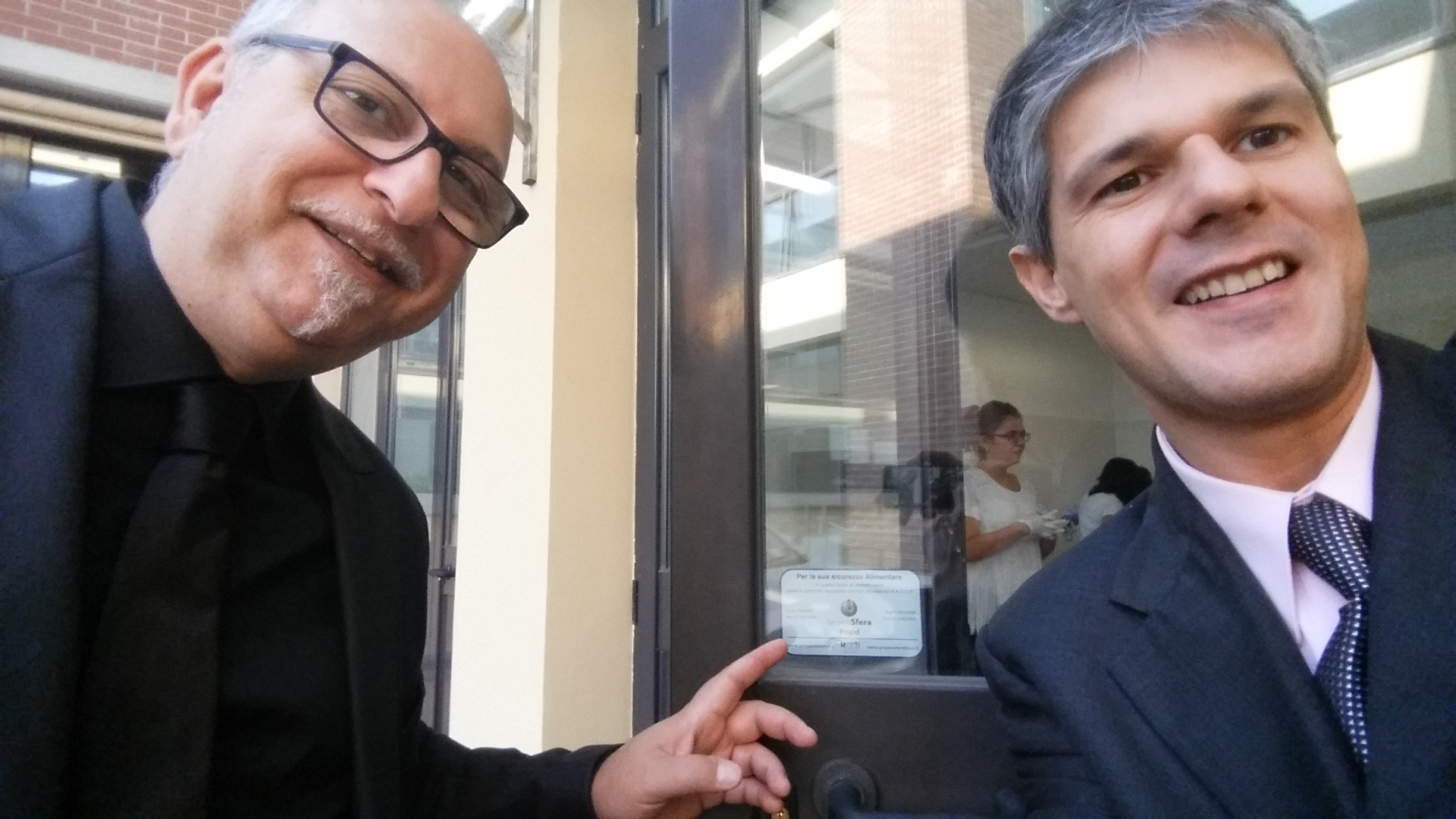 Luca Ciammella e Mauro Riva indicano la nostra etichetta HACCP